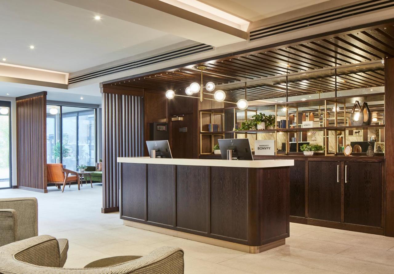 Four Points By Sheraton London Gatwick Airport 霍利 外观 照片